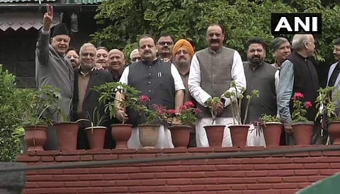 ഫാറൂഖ് അബ്ദുള്ളയെ ശ്രീനഗറിലെ വസതിയില് സന്ദര്ശിച്ച് നാഷണല് കോണ്ഫറന്സ് നേതാക്കള് ; കശ്മീരി ജനത 'സന്തോഷവാന്മാ'രെന്ന് കേന്ദ്രമന്ത്രി