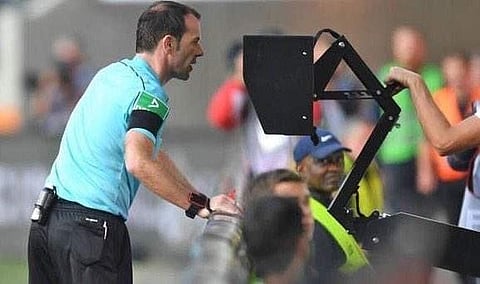 സ്റ്റേഡിയം ജീവനക്കാരന് പറ്റിച്ച പണി; 'വാര്' ടെക്നോളജി നിശ്ചലം; ഫുട്ബോള് പോരിനിടെ വിവാദം