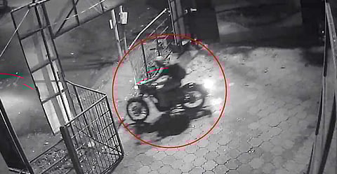 ഒന്നരലക്ഷം രൂപയും ബുള്ളറ്റും കവര്ന്ന മോഷ്ടാവ് പിടിയില്; 20 കാരന് പിടിയിലായത് കുറ്റിപ്പുറത്ത് നിന്ന്