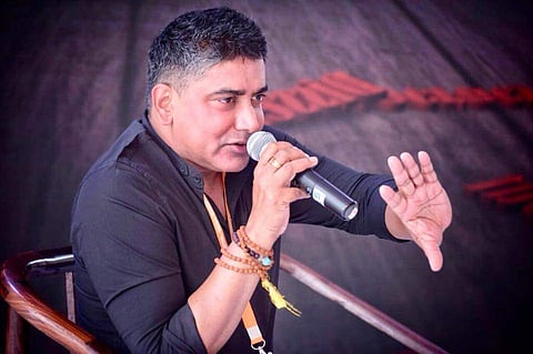 'വല്ലാതെ പൊള്ളിക്കുന്നു; മേനോന് എന്ന ജാതിവാല് എന്റെ പേരില് നിന്നും ഇതിനാല് ഉപേക്ഷിക്കുന്നു'