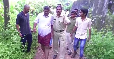 എന്കെ പ്രേമചന്ദ്രന്റെയും കുഞ്ഞാലിക്കുട്ടിയുടെയും പേരില് ജോലി തട്ടിപ്പ്; വെട്ടിച്ചത് ലക്ഷങ്ങള്, പ്രതിയെ ഓടിച്ചിട്ട് പിടിച്ചു