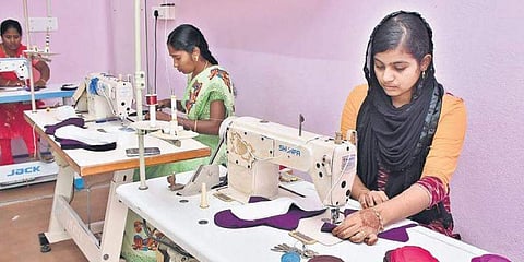 പാഡ്മാന്റെ നാട്ടില് നിന്നൊരു പാഡ് വുമണ്; അലര്ജിയില് നിന്ന് രക്ഷനേടാന് കോട്ടന് സാനിട്ടറി പാഡുകള് നിര്മ്മിച്ച് പതിനെട്ടുവയസ്സുകാരി