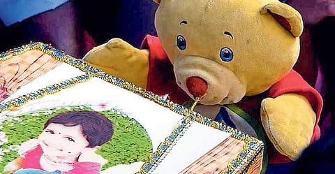 കുഞ്ഞനുജത്തിയുടെ അന്ത്യയാത്രക്ക് പ്രിയപ്പെട്ട കരടിപ്പാവ; പിതാവിനൊപ്പം ഇനി ജൊവാന ഉറങ്ങും