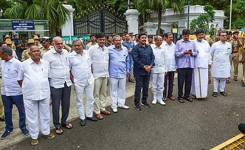 കര്ണാടക : വിമത എംഎല്എമാരെ അയോഗ്യരാക്കിയ കേസില് സുപ്രിംകോടതി വിധി ഇന്ന് ; നിര്ണായകം