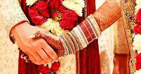 ക്ഷണക്കത്ത് തൂവാലയില്, സമ്മാനം തുണിസഞ്ചിയില്; കളക്ടറുടെ വീട്ടിലെ വേറിട്ട കല്യാണം