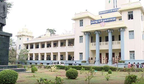 കേരളസര്വകലാശാലയില് രേഖകള് തിരുത്തി വിദ്യാര്ത്ഥികളെ ജയിപ്പിച്ചു, തട്ടിപ്പ് പുറത്ത്