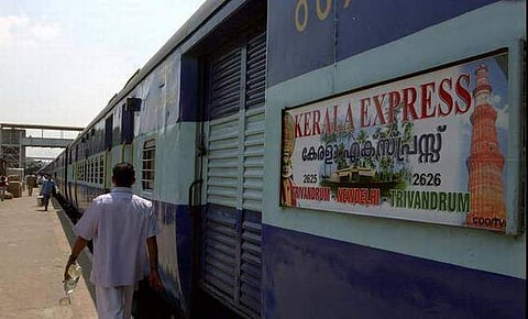 പാളം തെറ്റിയ കേരള എക്സ്പ്രസ് യാത്ര പുനരാരംഭിച്ചു ; ആറു മണിക്കൂറോളം വൈകി ഓടുന്നു