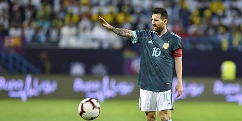 ''അടിക്കല്ലേ മെസിയേ, ഗോളടിക്കല്ലേ മെസിയേ, മാവൂരിലെ ചെക്കന്മാര്...''പെനാല്റ്റി എടുക്കുന്നതിനിടെ മലയാളി ആരാധകന്