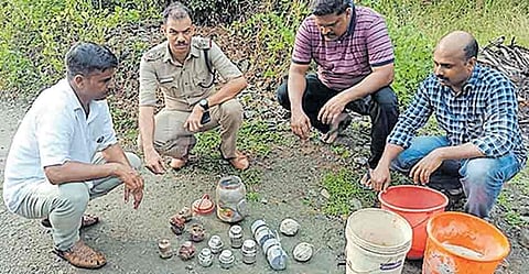 കയ്യാലപ്പൊത്തില് ഒളിപ്പിച്ച നിലയില് 14 ബോംബുകളും അരക്കിലോ വെടിമരുന്നും ; അന്വേഷണം