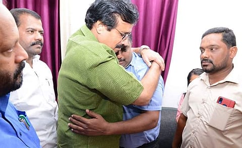 വിദ്യാഭ്യാസമന്ത്രി ഷെഹലയുടെ വീട്ടിലെത്തി ; കുറ്റക്കാര്ക്കെതിരെ കര്ശന നടപടിയെന്ന് ഉറപ്പ് ; കരിങ്കൊടി പ്രതിഷേധവുമായി യൂത്ത് കോണ്ഗ്രസും യുവമോര്ച്ചയും എംഎസ്എഫും