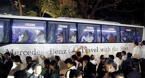 എന്സിപി എംഎല്എമാര്ക്ക് ശിവസേന പ്രവര്ത്തകരുടെ കാവല്; മൊബൈല് ഫോണ് ഉപയോഗിക്കുന്നതിന് വിലക്ക്