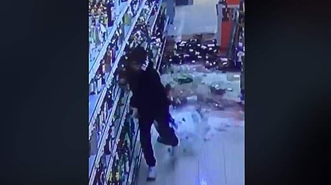 സൂപ്പര്മാര്ക്കറ്റിലെത്തിയ 24 കാരന് 80,000 രൂപയുടെ മദ്യകുപ്പികള് അടിച്ചു തകര്ത്തു;  വീഡിയോ വൈറല്