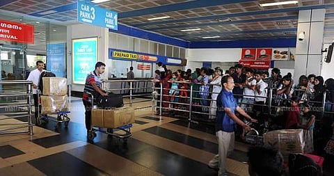 വിദേശത്ത് നിന്നെത്തിയത് 50 ലക്ഷത്തിന്റെ സ്വര്ണം കാലില് കെട്ടി; കണ്ണൂര് സ്വദേശി പിടിയില്