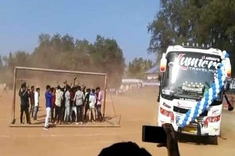 സ്കൂള് ഗ്രൗണ്ടിലെ അഭ്യാസ പ്രകടനം; രണ്ട് ടൂറിസ്റ്റ് ബസുകള് പിടിച്ചെടുത്തു, ഡ്രൈവര്മാര് കസ്റ്റഡിയില്