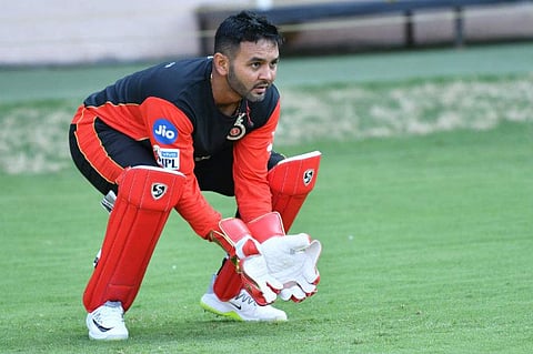 ‘നമ്മൾ 239 റൺസ് വഴങ്ങണമെന്ന് നിങ്ങൾക്കെന്താണിത്ര നിർബന്ധം?’ ആർസിബിയുടെ ട്രോളിനെ പൊളിച്ചടുക്കി പാർഥിവ്; ഇതിലും വലിയ മറുപടി സ്വപ്നങ്ങളിൽ മാത്രം