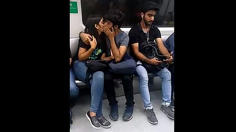 മെട്രോ യാത്രയ്ക്കിടെ കമിതാക്കളുടെ ലിപ് ലോക്ക്; വീഡിയോ