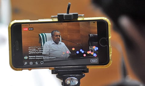 മുഖ്യമന്ത്രി പിണറായി വിജയന് വാര്ത്താ സമ്മേളനത്തിനിടെ/ ഫയല്ചിത്രം