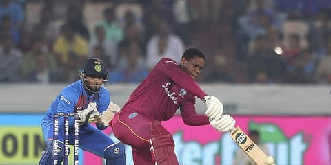 തുടക്കത്തിലെ കാലിടറി വെസ്റ്റ് ഇന്ഡീസ്; മൂന്ന് ഓവവറില് മൂന്ന് പേര് കൂടാരം കേറി