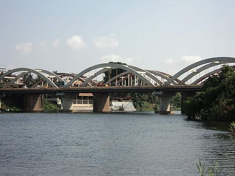 പെരിയാറിലെ വെള്ളത്തില് പാല് നിറവും പതയും; അന്വേഷണം വേണമെന്ന് ആവശ്യം