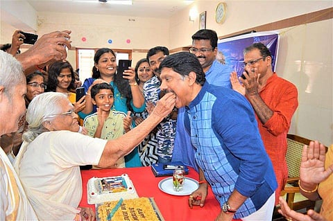 തോര്ത്തിനറ്റത്ത് തുന്നിപ്പിടിപ്പിച്ച പൂക്കളും ന്യൂസ് പേപ്പര് കൊണ്ടുണ്ടാക്കിയ സമ്മാനങ്ങളും...; പിറന്നാള് ആഘോഷം വൃദ്ധസദനത്തില്, ജി വേണുഗോപാലിന്റെ ഹൃദ്യമായ കുറിപ്പ്