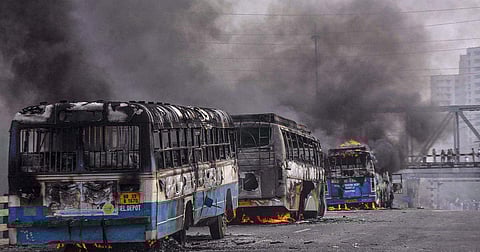 പൗരത്വ ഭേദഗതി നിയമം; ബംഗാളും കത്തുന്നു; അഞ്ച് ട്രെയിനുകളും 15ഓളം ബസുകളും തീവച്ചു