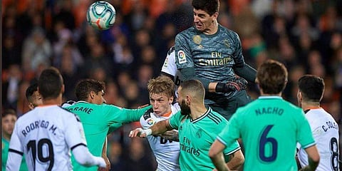 എക്സ്ട്രാ ടൈമില് ഗോളി ഗോളടിച്ചു, താരമായി കുര്ട്ടോയിസ്; കണ്ടു പഠിക്കെന്ന് ആരാധകര് (വിഡിയോ)