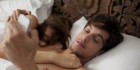 സ്മാര്ട്ട്ഫോണും കെട്ടിപ്പിടിച്ചാണോ ഉറക്കം? ലൈംഗീക ജീവിതം താറുമാറാകും, ഏറ്റവും അപകടം യുവാക്കള്ക്ക്