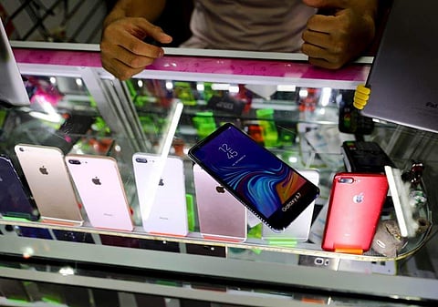 കട്ട ഫോണ് കടത്തുന്നതിനിടയില് സ്വന്തം ഫോണ് മറന്നുവച്ചു; കള്ളനെ കുടുക്കിയ മറവി