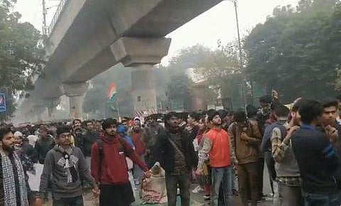 കണ്ണുതുറപ്പിക്കും ഈ കാഴ്ച!; സമരത്തിനിടെ നിസ്കരിക്കുന്ന മുസ്ലീങ്ങള്ക്ക് സംരക്ഷണ വലയം തീര്ത്ത് ഹിന്ദുക്കളും സിഖുക്കാരും (വീഡിയോ)