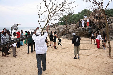 'കാരവനില് കഞ്ചാവുണ്ടോ എന്ന് പരിശോധിക്കുമ്പോള് ഈ തൊഴിലാളികളുടെ പഴ്സ് കൂടി ഒന്ന് പരിശോധിക്കണം'; 'ഇവരുടേതും കൂടിയാണ് സിനിമ'