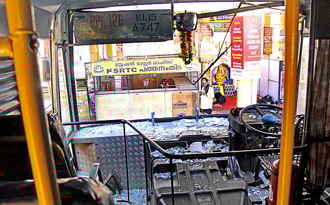 പ്രതിഷേധക്കാര് തകര്ത്ത കെഎസ്ആര്ടിസി ബസ്/ഫയല് ചിത്രം