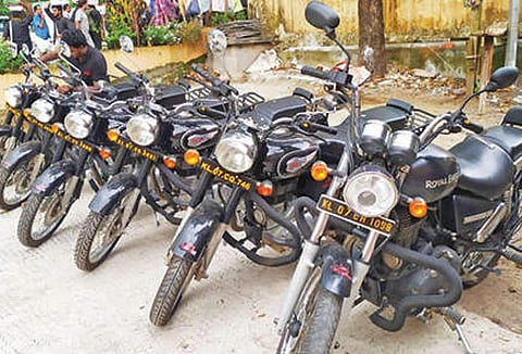 ചെങ്ങന്നൂര് റെയില്വെ സ്റ്റേഷനില് വാടകയ്ക്ക് നല്കാന് വച്ചിരിക്കുന്ന ബൈക്കുകള്