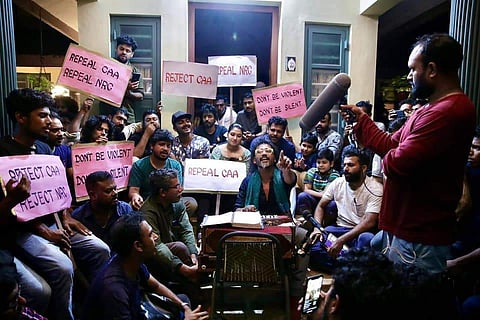 പൗരത്വ നിയമത്തിനെതിരെ പ്രതിഷേധിച്ച് 'ഹലാല് ലവ് സ്റ്റോറി'യുടെ പാക്കപ്പ്; 'ഹം ദേഖേംഗെ' പാടി ഷഹബാസ് അമനും