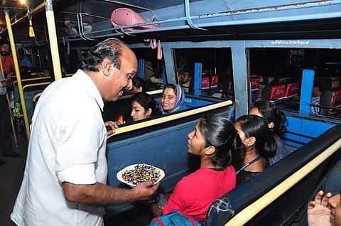 വിദ്യാര്ത്ഥികള് സുരക്ഷിതരായി കേരള മണ്ണില്; മധുരം നല്കി സ്വീകരിച്ച് മന്ത്രി: (വീഡിയോ)