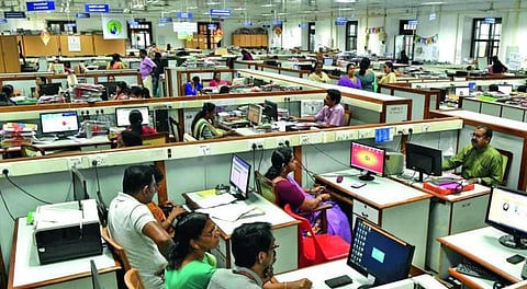 സര്ക്കാര് ഓഫീസുകളില് മുഴുവന് ജീവനക്കാരും ഹാജരാകണം; പുറത്ത് നിന്നെത്തുന്നവര്ക്ക് ക്വാറന്റൈന് 7 ദിവസം മതി; ഹോട്ടലുകളില് ഇരുന്ന് ഭക്ഷണം കഴിക്കാം; സംസ്ഥാനത്ത് കൂടുതല് ഇളവുകള്