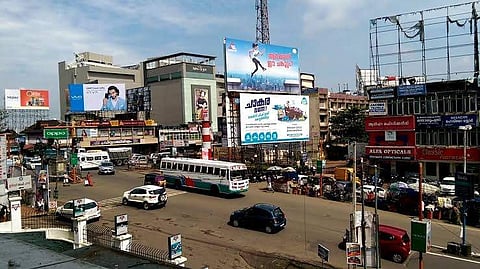 ഇങ്ങനെ തൂക്കക്കട്ടി പിടിച്ചാണോ കൂവേ, ആരേലും മിണ്ടുന്നെ? എന്തോരം കോട്ടേംബാഷയാ?