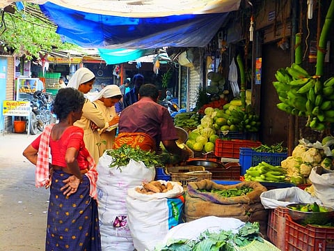 'കാലമ്മാരേ നീയക്ക തൊണ്ണൂറാം കുരുപൊക്കി തെണ്ട വായ്ക്കരിയിട്ട് നിന്റേക്ക അമ്മച്ചിമാര്ക്ക് ഒതവാത പോട്ടെ'