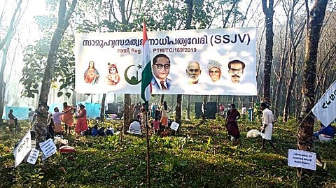 ചെറുവള്ളി എസ്റ്റേറ്റില് കുടില്കെട്ടി സമരക്കാര്; പൊളിച്ചുമാറ്റി പൊലീസ്