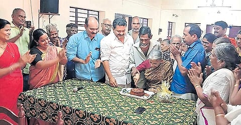 ഇതാദ്യം; വൃദ്ധസദനത്തിലെ ഈ കേക്ക് മുറിക്കലിന് ജീവിതത്തിന്റെ തിരുമധുരം; മറ്റന്നാള് കല്യാണം
