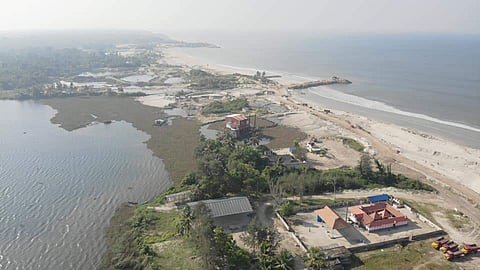 'സേവ് ആലപ്പാട്' ആവേശം ഫെയ്സ്ബുക്കിലും ട്വിറ്ററിലുമൊക്കെ തണുത്തു; പക്ഷേ, ഈ മനുഷ്യര് ജനിച്ച മണ്ണിനു വേണ്ടിയുള്ള പോരാട്ടം തുടരുകയാണ്