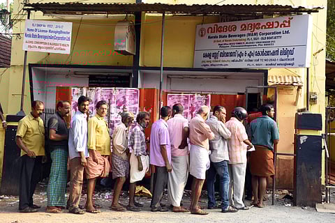'മദ്യം, കേളനെ നിഷ്കളങ്കനും കോമനെ കൊടുംക്രൂരനുമാക്കുന്ന സാധനം'