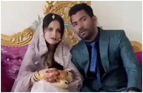 സഹോദരിയാണ്, മനസ്സ് വേദനിക്കുമ്പോള് എങ്ങനെ മാറിനില്ക്കും?; കലാപങ്ങള്ക്കിടയില് മുസ്ലിം യുവതിയുടെ വിവാഹത്തിന് മനുഷ്യച്ചങ്ങല തീര്ത്ത് ഹിന്ദു യുവാക്കള്