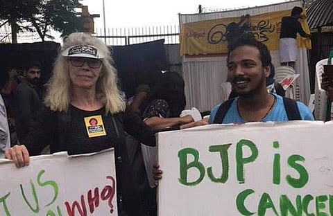 യാനെ മെറ്റെ ജോണ്സന് കൊച്ചിയിലെ പ്രതിഷേധത്തിനിടെ