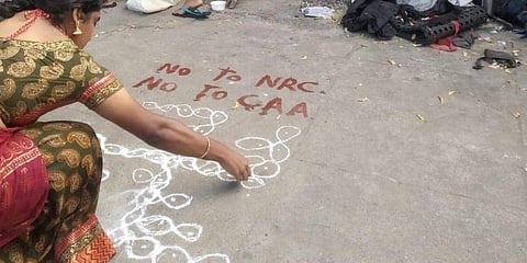 പൗരത്വ നിയമത്തിനെതിരെ റോഡില് 'കോലം' വരച്ച് പ്രതിഷേധം ; യുവതികള് അടക്കം ആറുപേര് അറസ്റ്റില് ; ചോദിക്കാനെത്തിയ അഭിഭാഷകനും പിടിയില്