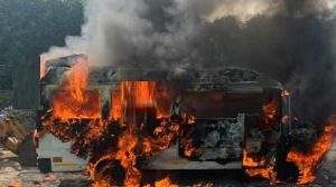 ഓടിക്കൊണ്ടിരുന്ന ട്രാവലറിന് തീപിടിച്ചു; അത്ഭുതരക്ഷപ്പെടല്; വീഡിയോ