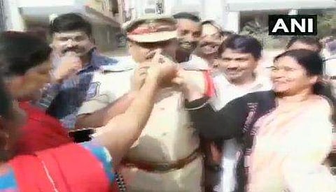 'ഡിസിപി സിന്ദാബാദ്': പൊലീസിന് മുദ്രാവാക്യം വിളിച്ചും തോളിലേറ്റിയും നാട്ടുകാര്, മധുര വിതരണം, ആഹ്ലാദപ്രകടനം ( വീഡിയോ)