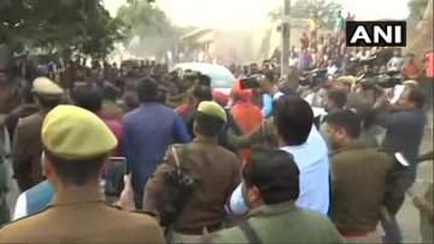 യോഗി ആദിത്യനാഥിന്റെ നിര്ദ്ദേശപ്രകാരം മന്ത്രിമാരും എംപിയുംഉന്നാവ് പെണ്കുട്ടിയുടെ വീട്ടിലെത്തി; പ്രതിഷേധം; പൊലീസ് ലാത്തി വീശി; നിരവധി പേര്ക്ക് പരിക്ക്; വീഡിയോ