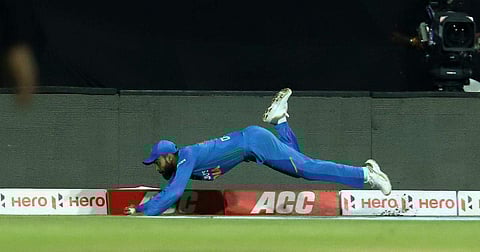 കൊഹ് ലിയുടെ ഈ ക്യാച്ച് നിങ്ങള് വര്ഷങ്ങളോളം ഓര്ത്തിരിക്കും!, ബൗണ്ടറി ലൈൻ തൊടാതെ ക്യാപ്റ്റന്റെ സർക്കസ്