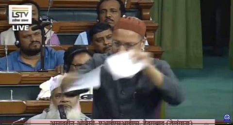 'ഇന്ത്യയെ വീണ്ടും വിഭജിക്കുന്നു'; പൗരത്വ നിയമ ഭേദഗതി ബില് കീറിയെറിഞ്ഞ് ഒവൈസി