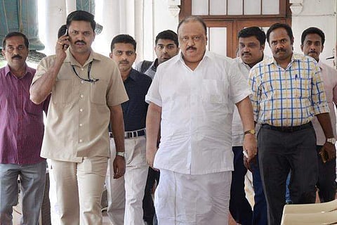 വിധി എതിരാകാന് സാധ്യത; എഫ്ഐആറുകള് പിന്വലിക്കണമെന്ന ഹര്ജികളില് നിന്ന് തോമസ് ചാണ്ടി പിന്മാറുന്നു